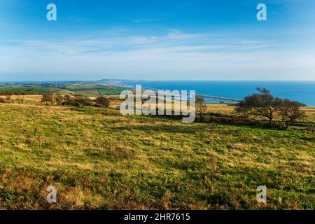 Der Blick vom Abbotsbury Hill in Dorset auf die Kapelle mit Chesil Beach und Portland in der Ferne Stockfoto