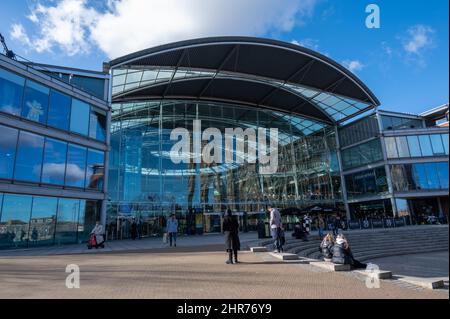 Blick auf das Forum im Stadtzentrum von Norwich an einem sonnigen Tag mit teilweise Spiegelung der St. Peter Mancroft Kirche im Glas außen Stockfoto