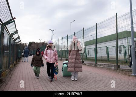 Medyka, Warschau, Polen. 25.. Februar 2022. Menschen aus der Ukraine werden am 25. Februar 2022 in Medyka, Polen, die polnische Grenze überqueren sehen. Tausende von Menschen, die vor dem Krieg in der Ukraine fliehen, überqueren die Grenze zu Polen, Rumänien, Ungarn und der Slowakei, während das russische Militär den Angriff auf die Hauptstadt Kiew fortsetzt. Meist warten Frauen und Kinder stundenlang an überlasteten Grenzübergängen bei eisigen Temperaturen, nachdem die Ukraine die Durchreise für Männer zwischen 18 und 60 Jahren eingeschränkt hat. (Bild: © Aleksander Kalka/ZUMA Press Wire) Stockfoto