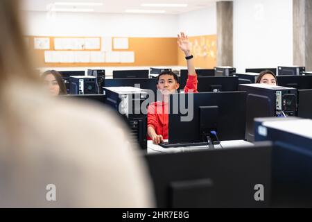 Junge Studenten hören eine Lektion in der High School - Bildungskonzept Stockfoto