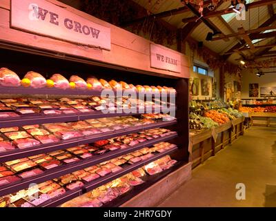 Hühner in Farndon Fields Farm Shop Markt Harborough Leicestershire England Brot Kuchen Hühnchen frische Schilder essen Lebensmittel Anbaubetrieb Stockfoto