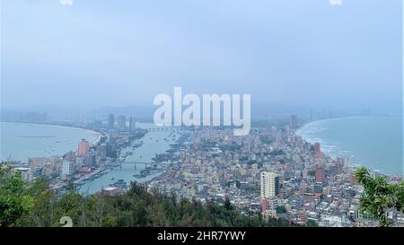 Luftaufnahme einer Hui Zhou Stadt mit Gebäuden und Meereslandschaft, in China Stockfoto