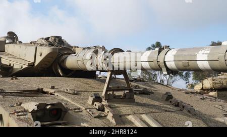 Israel machte Hauptkampfpanzer Merkava Mark I auf dem Display in der 7. Brigade Tank Denkmal, Israel. Der Merkava ist ein Hauptkampfpanzer, der von Israel verwendet wird Stockfoto