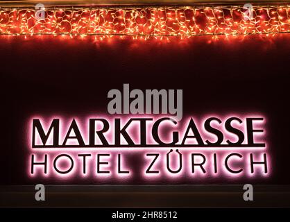 Zürich, Schweiz - 30. Dezember 2021: Leuchtschild eines Marktgasse Hotels in Zürich Stockfoto