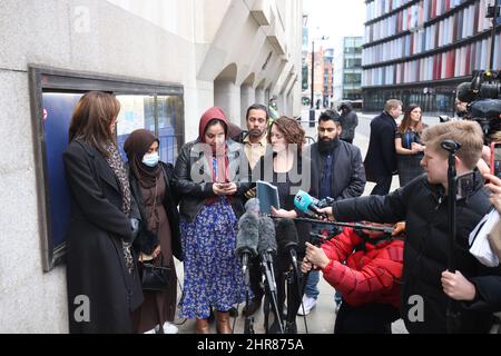 Sabrina Nessas Schwester Jebina Yasmin Islam (Mitte) sprach vor dem Old Bailey in London, nachdem Koci Selamaj sich für den Mord an der Lehrerin Sabina Nessa schuldig gemacht hatte. Bilddatum: Freitag, 25. Februar 2022. Stockfoto