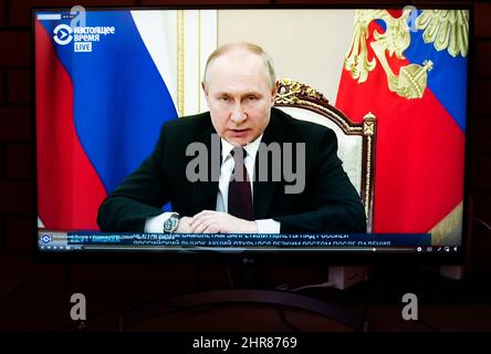 Präsident Wladimir Putin hat einen dringenden Appell an die Soldaten der ukrainischen Streitkräfte ausgesprochen. Er schlug sogar vor, dass sie ihren Eid ändern und auf die Seite Russlands gehen würden. Putin hat seine Rhetorik nicht geändert und nennt die ukrainischen Behörden Nazis und Faschisten. Zur gleichen Zeit, am 25. Februar, wurden nach Angaben des Verteidigungsministeriums etwa 1.000 russische Soldaten getötet. Stockfoto