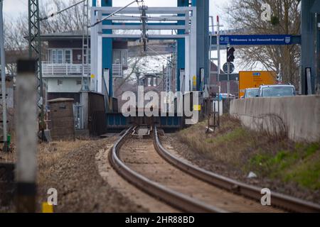 25. Februar 2022, Mecklenburg-Vorpommern, Stralsund: Blick auf die defekte Ziegelgrabenbrücke. An der Eisenbahnbrücke der Ziegelgrabenbrücke kam es am Freitagmittag zu einer kurzzeiigen Störung. Dies betraf einen Zug der DDR-Bahn und ein ICE, so ein Sprecher der Deutschen Bahn. Die 1936 erbaute Eisenbahn- und Straßenbrücke zur Insel Rügen wird mehrmals täglich geöffnet, um Schiffen die Fahrt auf dem Strelasund zu ermöglichen, sagte er. Foto: Stefan Sauer/dpa Stockfoto