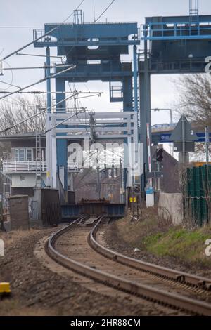 25. Februar 2022, Mecklenburg-Vorpommern, Stralsund: Blick auf die defekte Ziegelgrabenbrücke. An der Eisenbahnbrücke der Ziegelgrabenbrücke kam es am Freitagmittag zu einer kurzzeiigen Störung. Dies betraf einen Zug der DDR-Bahn und ein ICE, so ein Sprecher der Deutschen Bahn. Die 1936 erbaute Eisenbahn- und Straßenbrücke zur Insel Rügen wird mehrmals täglich geöffnet, um Schiffen die Fahrt auf dem Strelasund zu ermöglichen, sagte er. Foto: Stefan Sauer/dpa Stockfoto