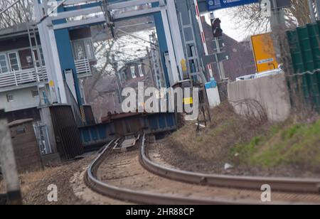 25. Februar 2022, Mecklenburg-Vorpommern, Stralsund: Blick auf die defekte Ziegelgrabenbrücke. An der Eisenbahnbrücke der Ziegelgrabenbrücke kam es am Freitagmittag zu einer kurzzeiigen Störung. Dies betraf einen Zug der DDR-Bahn und ein ICE, so ein Sprecher der Deutschen Bahn. Die 1936 erbaute Eisenbahn- und Straßenbrücke zur Insel Rügen wird mehrmals täglich geöffnet, um Schiffen die Fahrt auf dem Strelasund zu ermöglichen, sagte er. Foto: Stefan Sauer/dpa Stockfoto