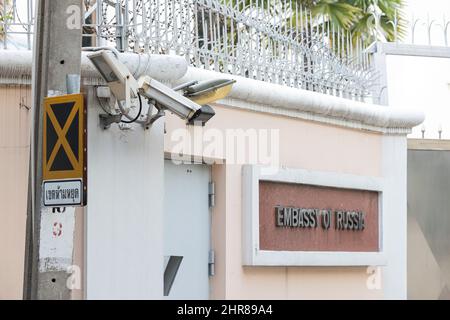 Bangkok, Thailand. 25.. Februar 2022. CCTV erkennt Bewegungen um die russische Botschaft in Thailand, Bangkok. (Foto von Vichan Poti/Pacific Press) Quelle: Pacific Press Media Production Corp./Alamy Live News Stockfoto