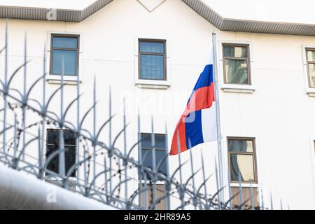 Bangkok, Thailand. 25.. Februar 2022. Russische Flagge in der russischen Botschaft in Thailand, Bangkok. (Foto von Vichan Poti/Pacific Press) Quelle: Pacific Press Media Production Corp./Alamy Live News Stockfoto