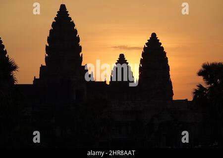 Atemberaubender Sonnenaufgang über den Ruinen von Angkor Wat, Siem Reap, Kambodscha Stockfoto