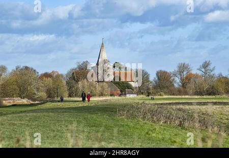 Brighton UK 25. February 2022 - Wanderer genießen einen schönen sonnigen Tag in Alfriston am Fluss Cuckmere in Sussex, da für die nächsten Tage ein eher sesshaftes Wetter prognostiziert wird : Credit Simon Dack / Alamy Live News Stockfoto