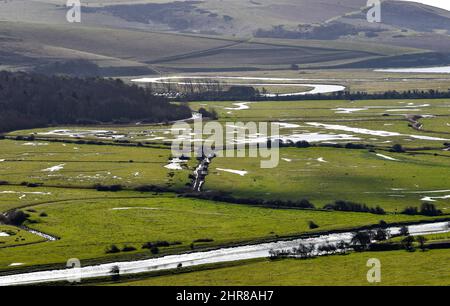 Brighton UK 25. February 2022 - Blick über den Fluss Cuckmere und das Tal unten in der Nähe von Alfriston , Sussex an einem schönen sonnigen Tag : Credit Simon Dack / Alamy Live News Stockfoto