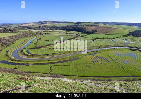 Brighton UK 25. February 2022 - Blick über den Fluss Cuckmere und das Tal unten in der Nähe von Alfriston , Sussex an einem schönen sonnigen Tag : Credit Simon Dack / Alamy Live News Stockfoto