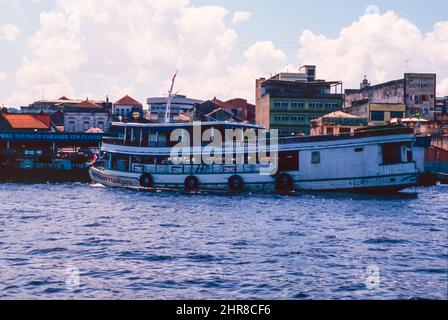 Passagierfähre auf dem Amazon River, Manaus, Brasilien Stockfoto