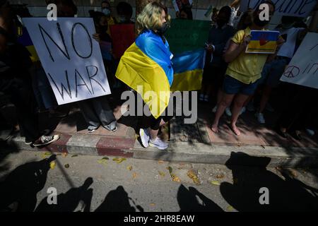 Thailand. 25.. Februar 2022. Die in Bangkok lebende Ukrainerin schaut zu, wie sie sich bei einer Kundgebung vor der russischen Botschaft mit anderen trifft (Foto: © Vichan Poti/Pacific Press via ZUMA Press Wire) Stockfoto