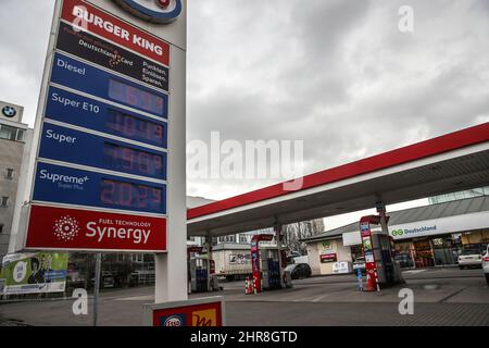 Frankfurt, Deutschland. 25.. Februar 2022. Das am 25. Februar 2022 aufgenommene Foto zeigt die Diesel- und Benzinpreise auf einem Bildschirm an einer Tankstelle in Frankfurt. Aufgrund der Befürchtungen, dass die Versorgung aufgrund der Besorgnis über die eskalierenden Spannungen zwischen Russland und der Ukraine unterbrochen werden könnte, stiegen die Rohöl- und Erdgaspreise auf mehrjährige Höchststände und es wurde erwartet, dass sie sich platetieren, wenn nicht sogar weiter steigen würden. Die Spitzen untermauerten die Aussichten für eine höhere Inflation, die bereits vielen Haushalten einen Schlag versetzt hatte, während Ökonomen sagten, dass es den Zentralbanken schwer fallen würde, sie einzudämmen. Quelle: Armando Babani/Xinhua/Alamy Live News Stockfoto