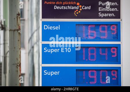 Frankfurt, Deutschland. 25.. Februar 2022. Das am 25. Februar 2022 aufgenommene Foto zeigt die Diesel- und Benzinpreise auf einem Bildschirm an einer Tankstelle in Frankfurt. Aufgrund der Befürchtungen, dass die Versorgung aufgrund der Besorgnis über die eskalierenden Spannungen zwischen Russland und der Ukraine unterbrochen werden könnte, stiegen die Rohöl- und Erdgaspreise auf mehrjährige Höchststände und es wurde erwartet, dass sie sich platetieren, wenn nicht sogar weiter steigen würden. Die Spitzen untermauerten die Aussichten für eine höhere Inflation, die bereits vielen Haushalten einen Schlag versetzt hatte, während Ökonomen sagten, dass es den Zentralbanken schwer fallen würde, sie einzudämmen. Quelle: Armando Babani/Xinhua/Alamy Live News Stockfoto