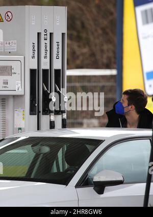 Frankfurt, Deutschland. 25.. Februar 2022. Ein Mann füllt einen Tank an einer Tankstelle in Frankfurt, Deutschland, 25. Februar 2022. Aufgrund der Befürchtungen, dass die Versorgung aufgrund der Besorgnis über die eskalierenden Spannungen zwischen Russland und der Ukraine unterbrochen werden könnte, stiegen die Rohöl- und Erdgaspreise auf mehrjährige Höchststände und es wurde erwartet, dass sie sich platetieren, wenn nicht sogar weiter steigen würden. Die Spitzen untermauerten die Aussichten für eine höhere Inflation, die bereits vielen Haushalten einen Schlag versetzt hatte, während Ökonomen sagten, dass es den Zentralbanken schwer fallen würde, sie einzudämmen. Quelle: Armando Babani/Xinhua/Alamy Live News Stockfoto