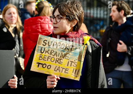 London, Großbritannien. Ukrainische Bürger, die im Vereinigten Königreich leben, versammelten sich vor der Downing Street, um gegen die russische Invasion in der Ukraine zu demonstrieren. Kredit: michael melia/Alamy Live Nachrichten Stockfoto