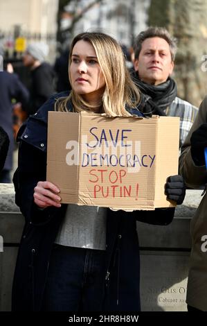 London, Großbritannien. Ukrainische Bürger, die im Vereinigten Königreich leben, versammelten sich vor der Downing Street, um gegen die russische Invasion in der Ukraine zu demonstrieren. Kredit: michael melia/Alamy Live Nachrichten Stockfoto