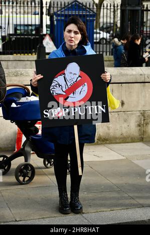 London, Großbritannien. Ukrainische Bürger, die im Vereinigten Königreich leben, versammelten sich vor der Downing Street, um gegen die russische Invasion in der Ukraine zu demonstrieren. Kredit: michael melia/Alamy Live Nachrichten Stockfoto