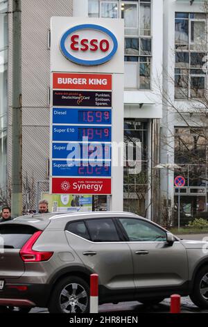 Frankfurt, Deutschland. 25.. Februar 2022. Das am 25. Februar 2022 aufgenommene Foto zeigt die Diesel- und Benzinpreise auf einem Bildschirm an einer Tankstelle in Frankfurt. Aufgrund der Befürchtungen, dass die Versorgung aufgrund der Besorgnis über die eskalierenden Spannungen zwischen Russland und der Ukraine unterbrochen werden könnte, stiegen die Rohöl- und Erdgaspreise auf mehrjährige Höchststände und es wurde erwartet, dass sie sich platetieren, wenn nicht sogar weiter steigen würden. Die Spitzen untermauerten die Aussichten für eine höhere Inflation, die bereits vielen Haushalten einen Schlag versetzt hatte, während Ökonomen sagten, dass es den Zentralbanken schwer fallen würde, sie einzudämmen. Quelle: Armando Babani/Xinhua/Alamy Live News Stockfoto