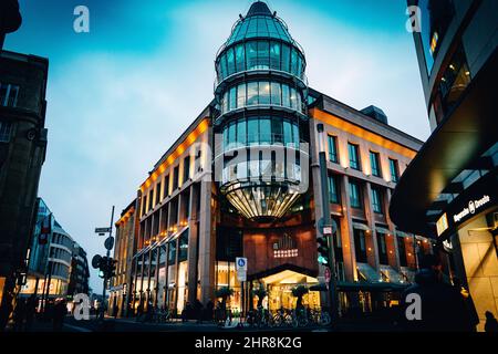 Low-Angle-Aufnahme der Fassade des Einkaufszentrums Schadow Arkaden in Düsseldorf Stockfoto