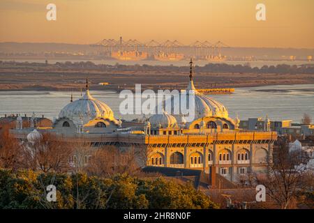 Blick in Richtung Thames Gateway Hafen mit den Kuppeln des Guru Nanak Darbar Gurdwara in Gravesend im Vordergrund bei Sonnenaufgang Stockfoto