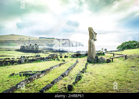 Moai Ha'ere Ki Haho ' die Wanderstatue ' am Eingang des Ahu Tongariki Spot Area auf der weltberühmten Osterinsel in Chile - Reisen Wanderlust con Stockfoto