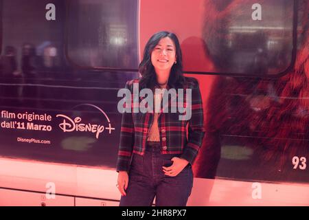 Rom, Italien. 25.. Februar 2022. Der Regisseur Domee Shi nimmt an der Fotoserie des Films „Rot“ am Bahnhof Roma Termini Teil (Foto: Matteo Nardone/Pacific Press) Quelle: Pacific Press Media Production Corp./Alamy Live News Stockfoto