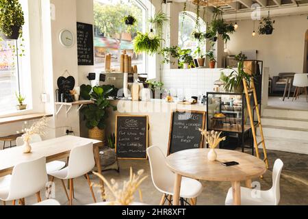 Einrichtung eines modernen Cafés mit Tischen und Stühlen Stockfoto