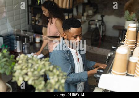 Junge afroamerikanische Baristas, die im Café zusammenarbeiten Stockfoto