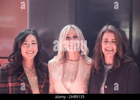 25. Februar 2022, Rom, Italien: Regisseur Domee Shi, Produzentin Lindsey Collins und die italienische Schauspielerin Serena Autieri nehmen an der Fotoaufnahme des Films ''Red''' am Bahnhof Roma Termini Teil (Bild: © Matteo Nardone/Pacific Press via ZUMA Press Wire) Stockfoto