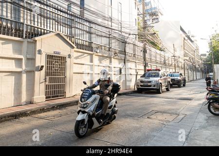 Bangkok, Thailand. 25.. Februar 2022. Polizeibeamte patrouillieren in der Umgebung der russischen Botschaft in Thailand, Bangkok. (Bild: © Adirach Toumlamoon/Pacific Press via ZUMA Press Wire) Stockfoto