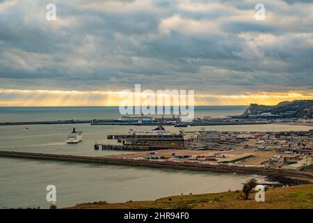 Dover Harbour mit Fähranlegestelle von den Langdon Cliffs in der Nähe von Dover Stockfoto