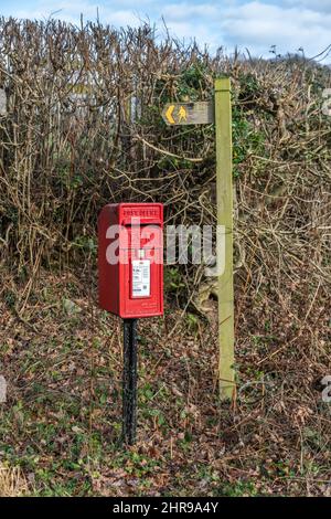 Royal Mail Briefkasten und Fußpfad Fingerpost in ländlicher Umgebung Stockfoto