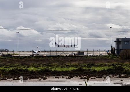 Ein Flugzeug von Wizz Airlines landet am 25. Februar 2022 auf dem Internationalen Flughafen Larnaca, Larnaca, Zypern. Aufgrund der russischen Invasion in der Ukraine wurden unter anderem alle Flüge von Kiew nach Larnaka gestrichen. (Foto von Kostas Pikoulas/Sipa USA) Stockfoto