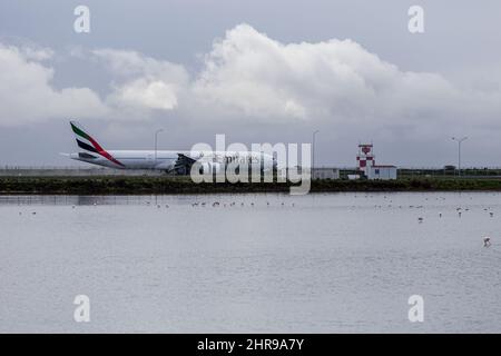 Larnaca, Zypern. 25.. Februar 2022. Ein Flugzeug von Emirates Airlines ist am 25. Februar 2022 auf dem Internationalen Flughafen Larnaca, Larnaca, Zypern, gelandet. Aufgrund der russischen Invasion in der Ukraine wurden unter anderem alle Flüge von Kiew nach Larnaka gestrichen. (Foto von Kostas Pikoulas/Sipa USA) Quelle: SIPA USA/Alamy Live News Stockfoto