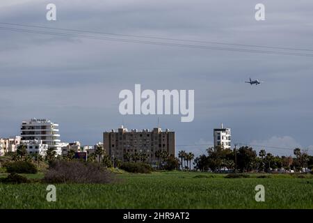 Larnaca, Zypern. 25.. Februar 2022. Am 25. Februar 2022 wird ein Flugzeug auf dem Internationalen Flughafen Larnaca, Larnaka, Zypern, landen sehen. Aufgrund der russischen Invasion in der Ukraine wurden unter anderem alle Flüge von Kiew nach Larnaka gestrichen. (Foto von Kostas Pikoulas/Sipa USA) Quelle: SIPA USA/Alamy Live News Stockfoto