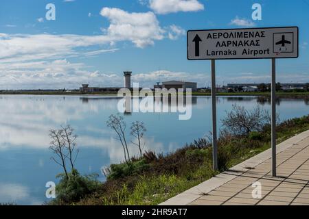 Larnaca, Zypern. 25.. Februar 2022. Ein Straßenschild, das am 25. Februar 2022 zum Internationalen Flughafen Larnaca, Larnaca, Zypern, führt. Aufgrund der russischen Invasion in der Ukraine wurden unter anderem alle Flüge von Kiew nach Larnaka gestrichen. (Foto von Kostas Pikoulas/Sipa USA) Quelle: SIPA USA/Alamy Live News Stockfoto