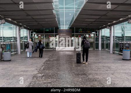 Larnaca, Zypern. 25.. Februar 2022. Der Eingang zum Internationalen Flughafen Larnaca, Larnaca, Zypern, am 25. Februar 2022. Aufgrund der russischen Invasion in der Ukraine wurden unter anderem alle Flüge von Kiew nach Larnaka gestrichen. (Foto von Kostas Pikoulas/Sipa USA) Quelle: SIPA USA/Alamy Live News Stockfoto