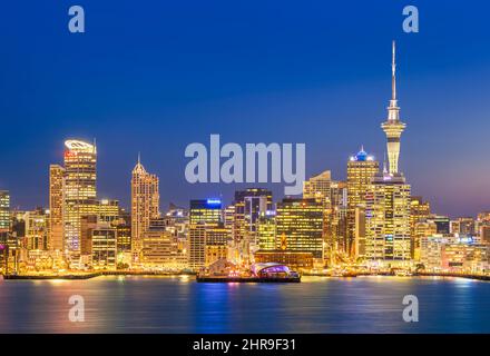 Neuseeland Auckland Neuseeland Auckland Hafen auckland Skyline von auckland mit Sky Tower bei Sonnenuntergang Waitemata Hafen Nordinsel Neuseeland Stockfoto