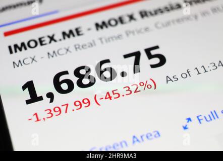 Der MOEX Russia Index brach am Donnerstag zusammen, nachdem Russland in die Ukraine eingedrungen war. Der MOEX Russia Index (russisch: Индекс МосБиржи), ehemals MICEX Index, ist der wichtigste in Rubel lautende Benchmark des russischen Aktienmarktes. Der Index wurde am 22. September 1997 erstellt und hat die gleiche Zusammensetzung wie der in Dollar lautende RTS-Index. Stockfoto