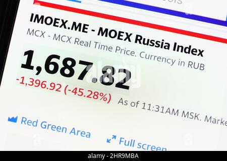 Der MOEX Russia Index brach am Donnerstag zusammen, nachdem Russland in die Ukraine eingedrungen war. Der MOEX Russia Index (russisch: Индекс МосБиржи), ehemals MICEX Index, ist der wichtigste in Rubel lautende Benchmark des russischen Aktienmarktes. Der Index wurde am 22. September 1997 erstellt und hat die gleiche Zusammensetzung wie der in Dollar lautende RTS-Index. Stockfoto