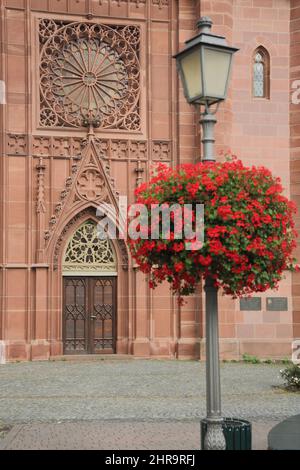 Laterne mit Blumenschmuck vor dem Portal des Rheingauer Doms, Geisenheim, Hessen, Deutschland Stockfoto