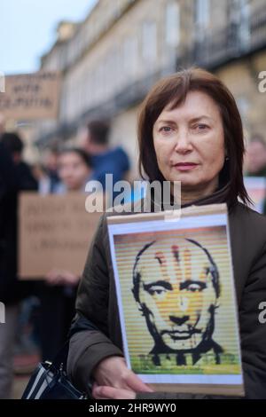Edinburgh, Schottland, Großbritannien. 25.. Februar 2022. Vor dem russischen Generalkonsulat in Edinburgh versammeln sich Menschen, um gegen die russische Invasion in der Ukraine zu protestieren. Kredit: SST/Alamy Live Nachrichten Stockfoto