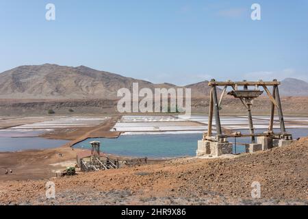 Alte Seilbahn und Salzverdampfungsteiche im Krater, Pedra de Lume, Sal (IIha do Sal), República de Cabo (Kap Verde) Stockfoto