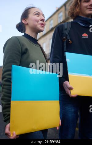 Edinburgh, Schottland, Großbritannien. 25.. Februar 2022. Vor dem russischen Generalkonsulat in Edinburgh versammeln sich Menschen, um gegen die russische Invasion in der Ukraine zu protestieren. Kredit: SST/Alamy Live Nachrichten Stockfoto